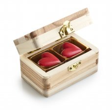 *2-Farvet Trææske, 2 stk. Røde chokolade hjerter, 14 g.