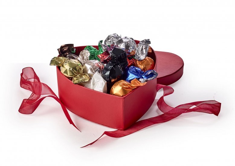 Rød Hjerte Hatteæske høj, Mixede chokolade balls 230 g. (18 stk.)
