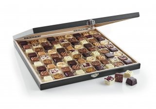 Sort flade Trææske, 81 stk. Dansk luksus chokolade, 810 g.