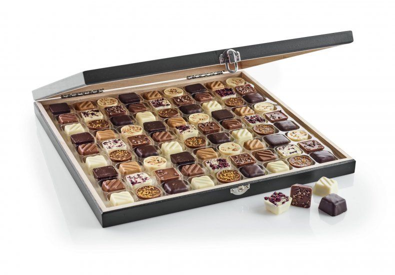 Sort flade Trææske, 81 stk. Dansk luksus chokolade, 810 g.