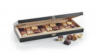 Sort flade Trææske, 27 stk. Dansk luksus chokolade , 270 g.