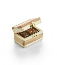*2-Farvet Trææske, 2 stk. Luksus chokolade, 20g.