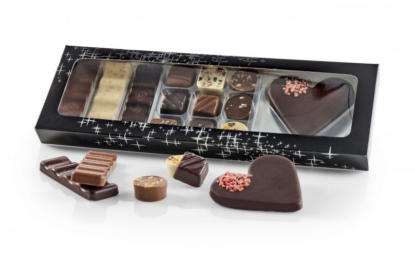 Sort m. sølv stjerner rudeæske, 9 stk. Luksus chokolade, 3 stk. Stænger og Marcipanhjerte, 210 g.