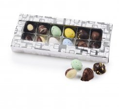 Hvid rudeæske m. sølv firkanter, 12 stk Marcipanæg, Luksusæg, Belgiske fugleæg 120 g.