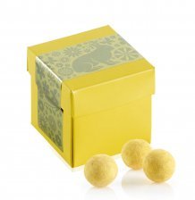 Gul Surpricebox m/påskelabel, Lakridskugler m/ hvid chokolade og passion, 90 g.