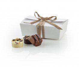 *Hvid Ballotin, Brun bast bånd, 6 stk. Luksus chokolade, 60 g.