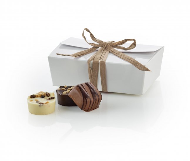 *Hvid Ballotin, Brun bast bånd, 6 stk. Luksus chokolade, 60 g.