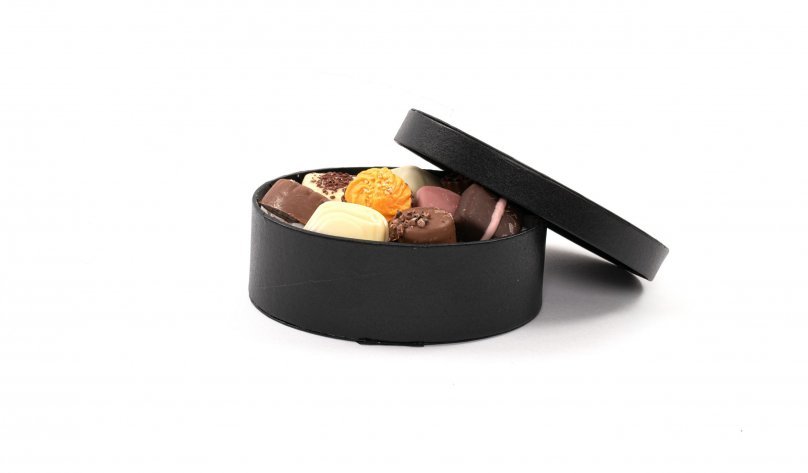 Sort Hatteæske, 9 stk. Luksus chokolade, 115 g.