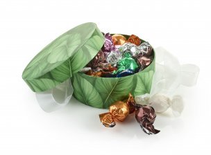 Rund Hatteæske Green Leaves, Mixede Chokoladekugler 300 g.