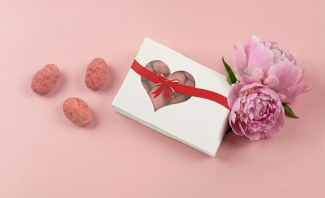 COCA Design, Hvid m. Hjerterude, Jordbærmandler, 90 g.