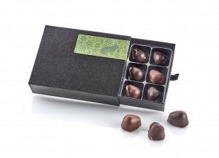 Skuffe æske sort m/grøn påskelabel, 12 stk. Danske Marcipanæg, 120 g.