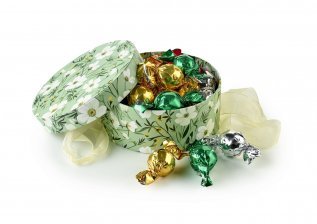 Rund Hatteæske Grøn m. Blomster, Mixede Chokoladekugler 300 g.