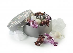 Rund Hatteæske Brun/Hvid Blomst, Mixede Chokoladekugler 300 g.