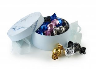 Rund Hatteæske Lyseblå Marmor, Mixede Chokoladekugler 300 g.