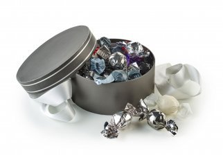 Rund Hatteæske Grå m. Sølv kant, Mixede Chokoladekugler 300 g.