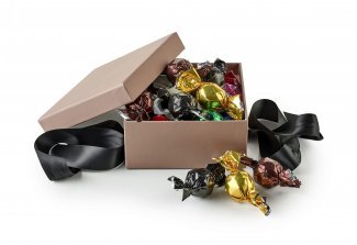 Firkantet Brun Hatteæske Lille, Mixede Chokoladekugler, 300g.