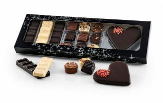 Sort m. sølv stjerner rudeæske, 9 stk. Luksus chokolade, 3 stk. Stænger og Marcipanhjerte, 210 g.
