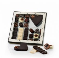 Creme/Sort rudeæske, 18 stk. Luksus Chokolade, Marcipanhjerte, 3 Stk. Chokoladestænger 300 g.