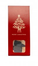 Rød hanger m. Juletræ, Mixede Fudge, 70 g.